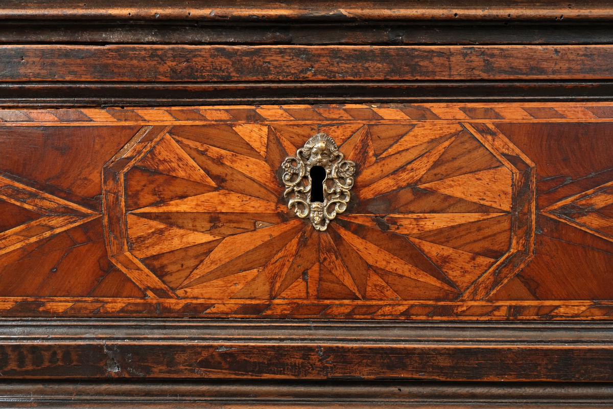 18th cent. Italian Walnut Marquetry Commode