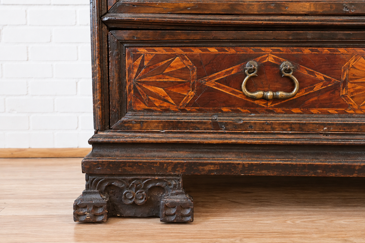 18th cent. Italian Walnut Marquetry Commode