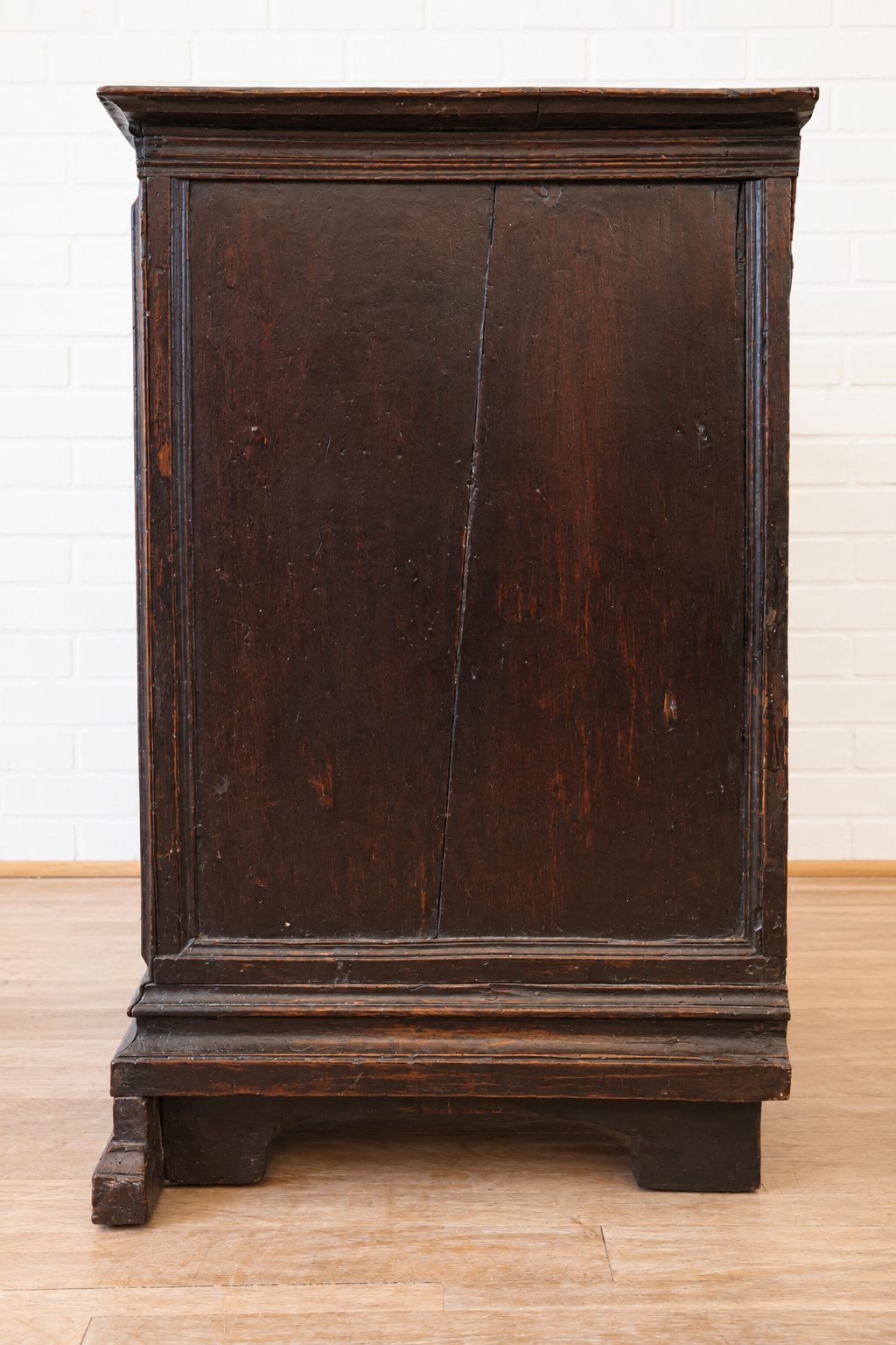18th cent. Italian Walnut Marquetry Commode